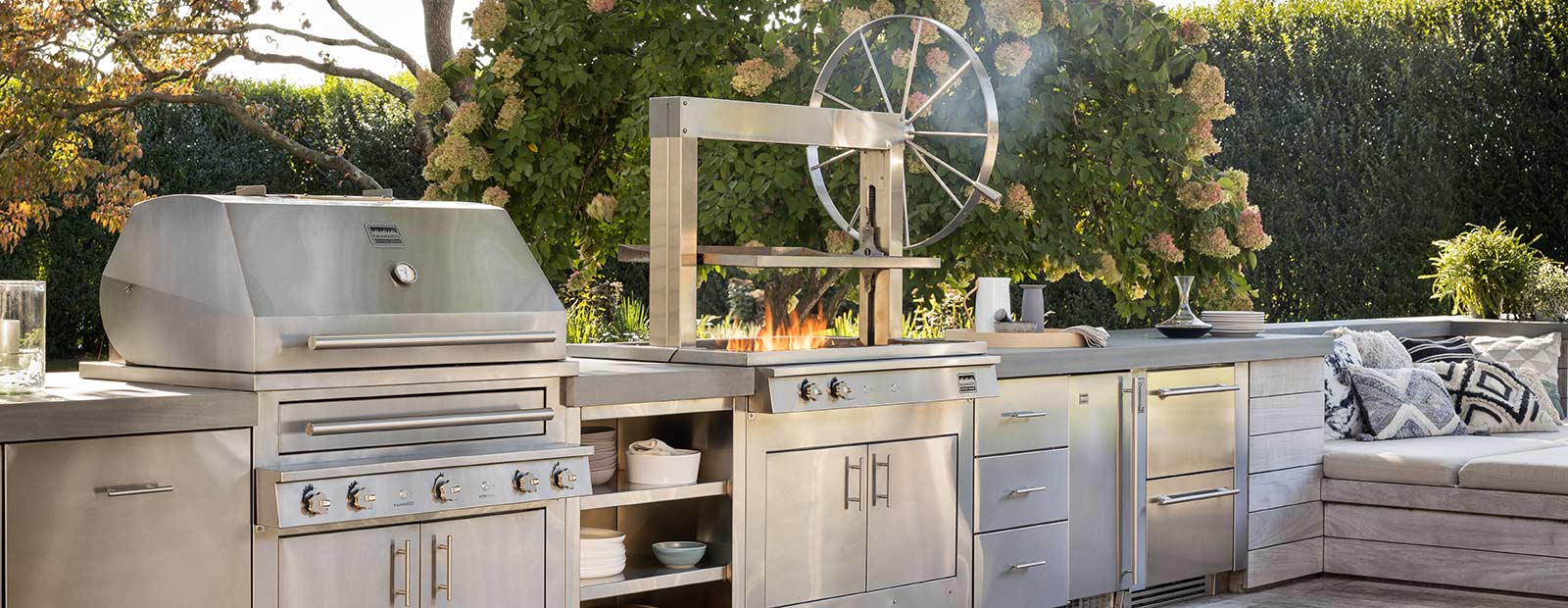 https://aicdqu4q.cdn.imgeng.in/Kalamazoo/media/Images/bridgehampton-outdoor-kitchen-landing-page.jpg