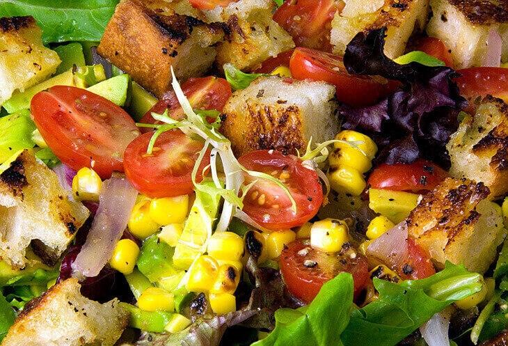 Image of Green Salad with Grilled Corn, Avocado and Red Onion